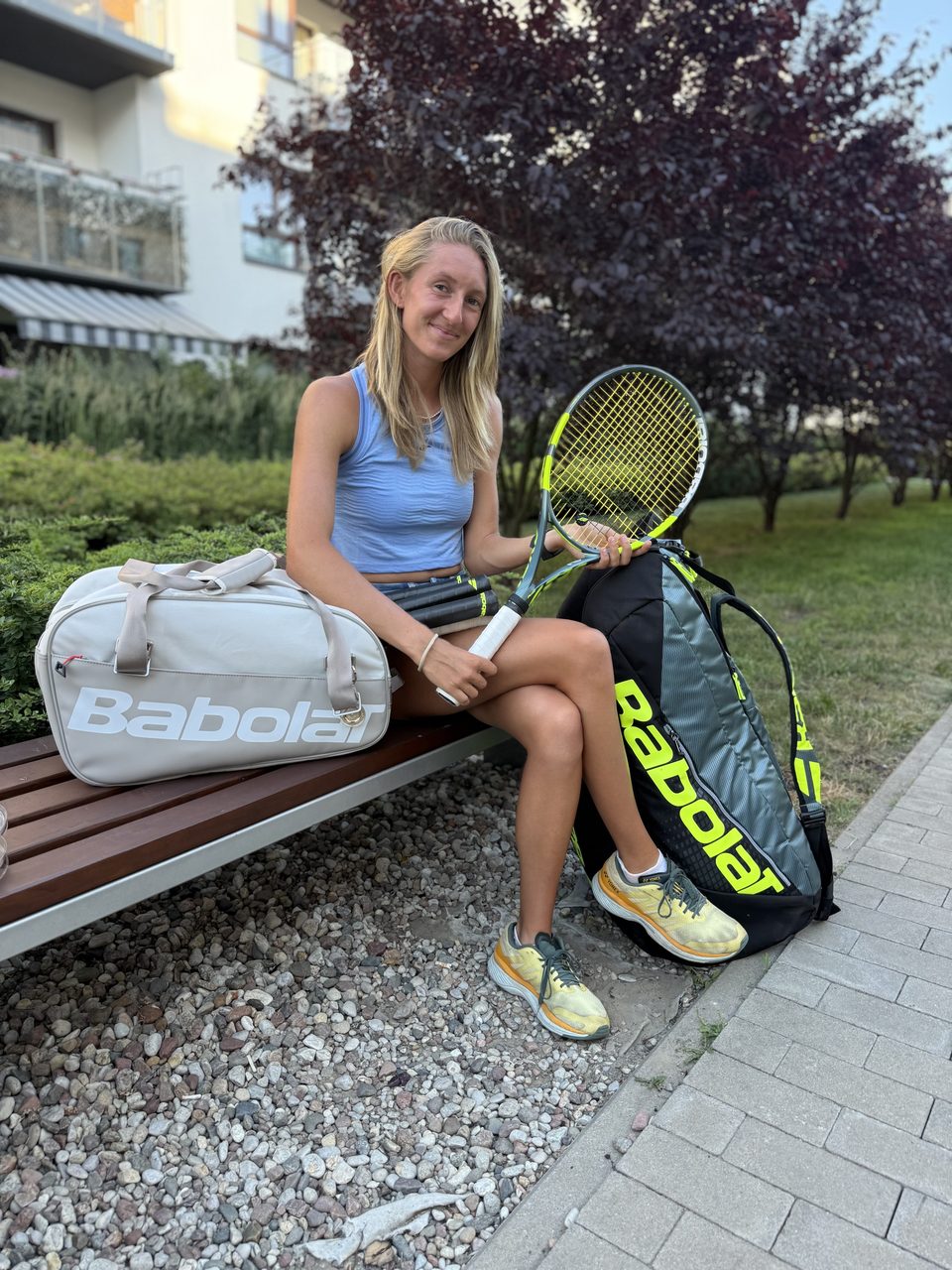 Zuzanna Pawlikowska ze sprzętem Babolat — rakieta i torby