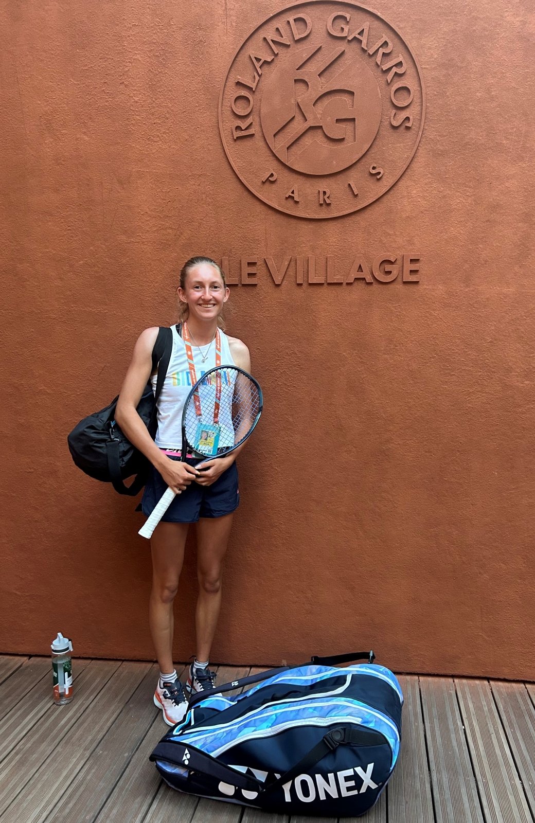 Zuzanna Pawlikowska przy ścianie Roland Garros, Paryż